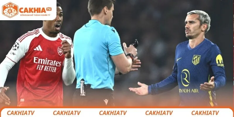 Tình huống gây tranh cãi đầu tiên trong trận đấu Arsenal và Atlético